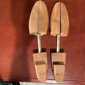 Cedar shoe Tree, one pair, size M, fits inside 8w to 10m dress shoe.